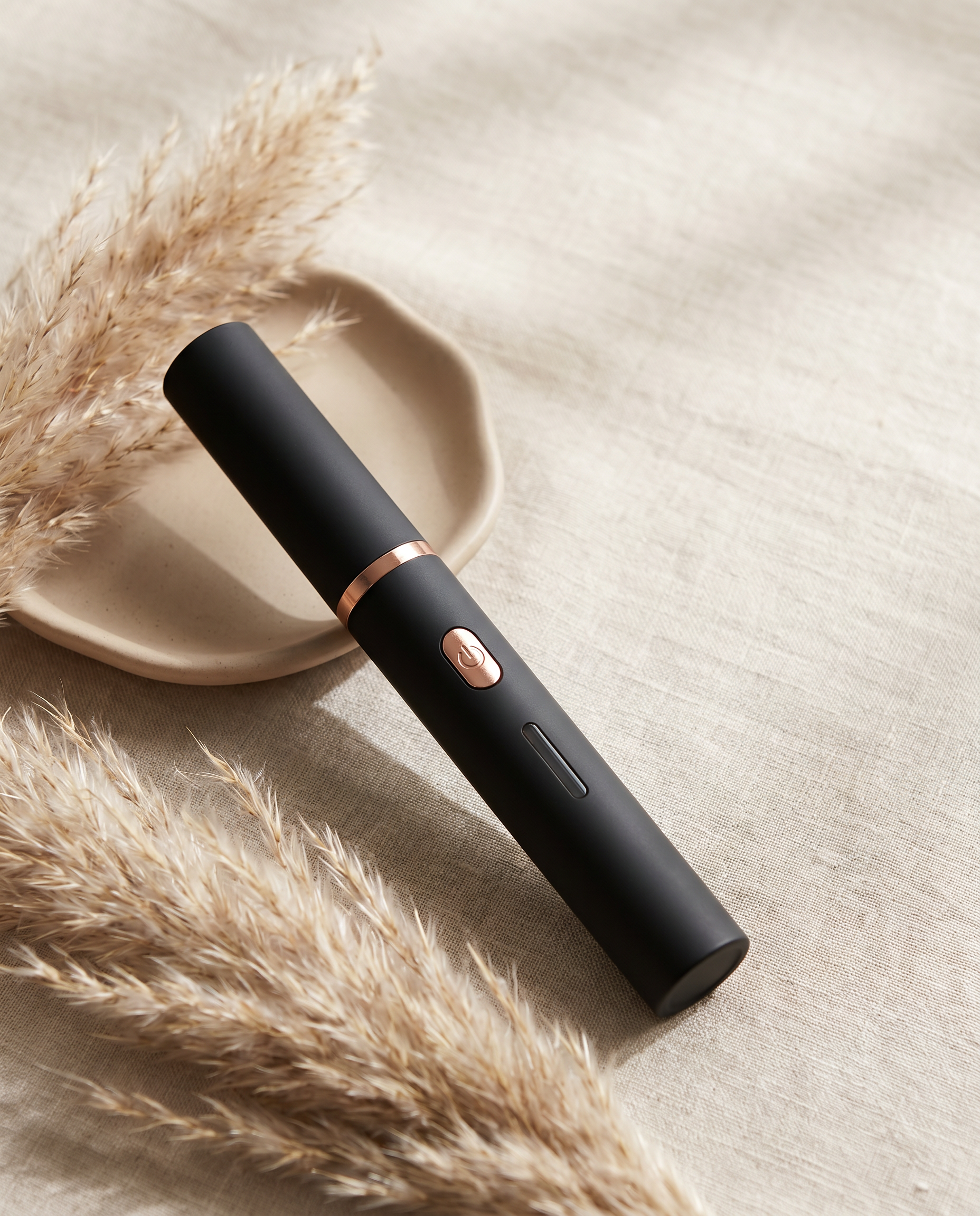 CurlUp elektrische Wimpernzange – elegantes Flatlay Produktfoto