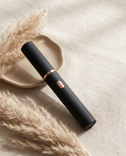 CurlUp elektrische Wimpernzange – elegantes Flatlay Produktfoto